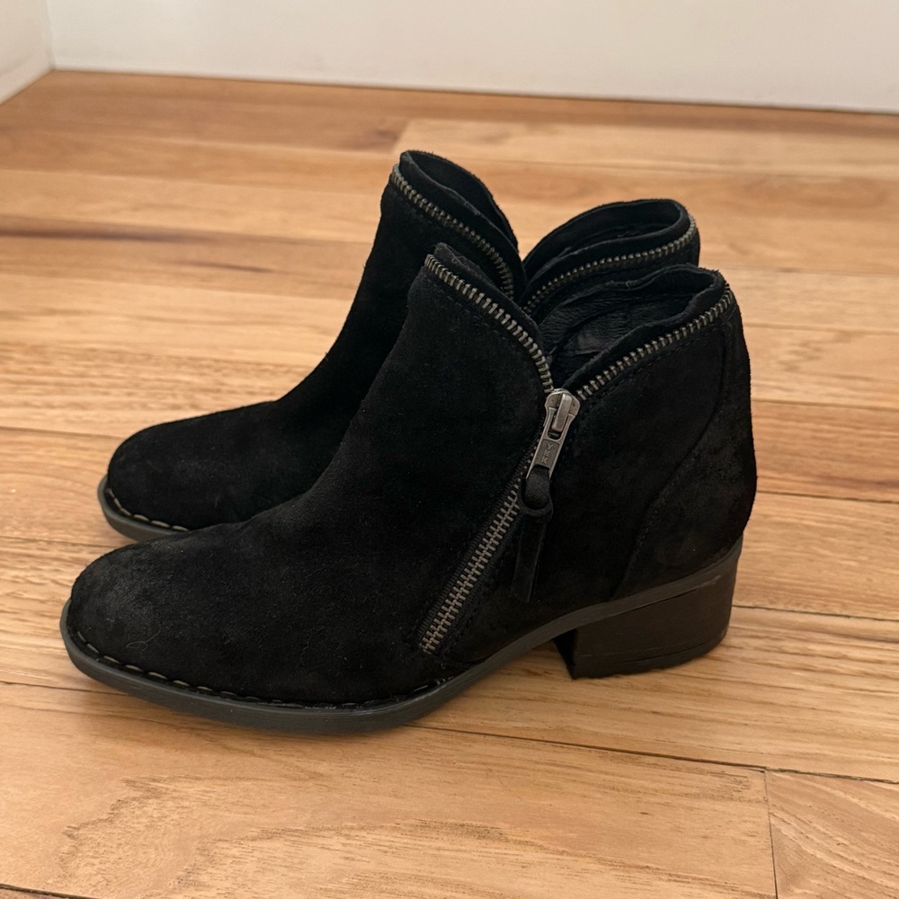 Born Montoro II Black Suede Zip Detail Booties Women’s sz US 6.5